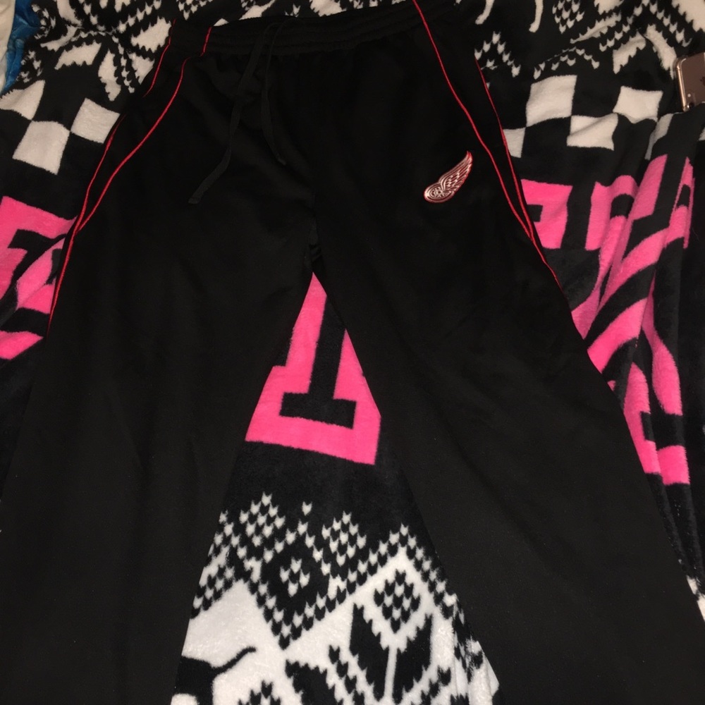 Red wings sweatpants